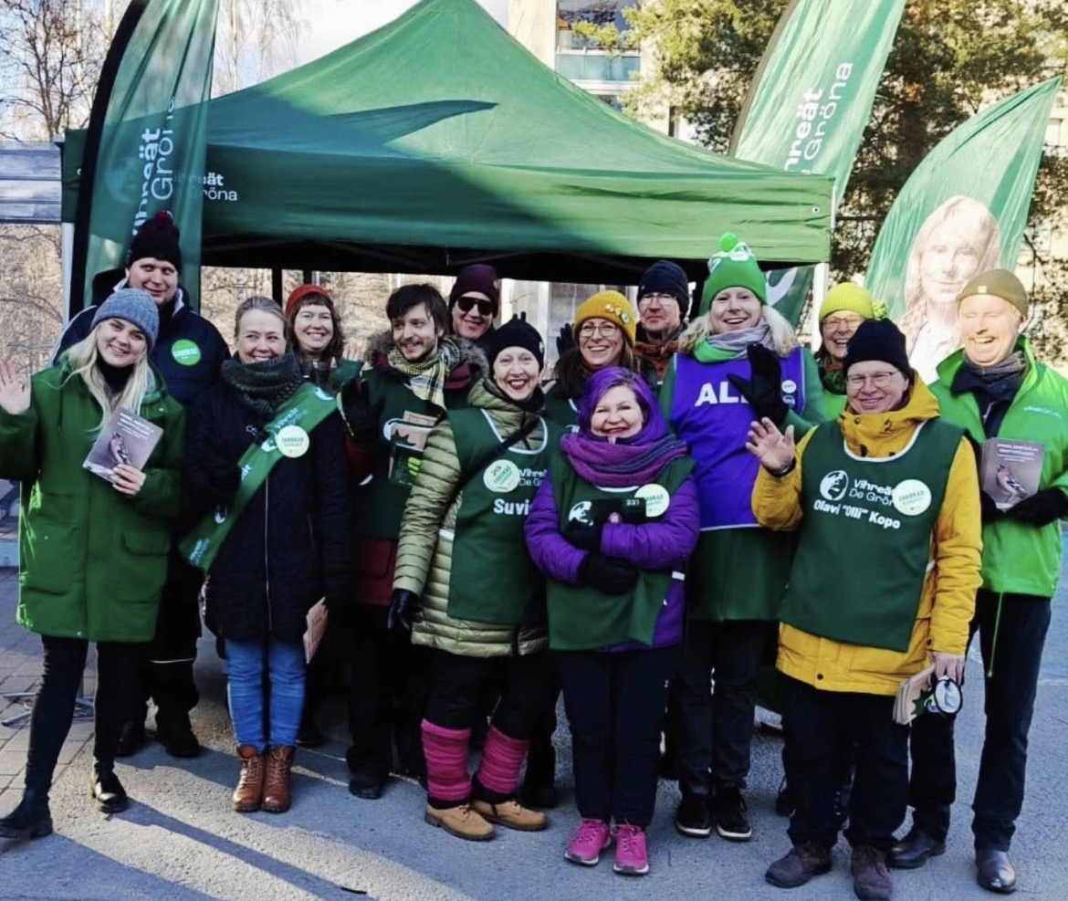 Lahden Vihreiden uusi hallitus vilkuttaa kameralle.