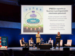 Anne Quarshie ja Johanna Haapala käyvät dialogia Luontofoorumi 2026 tapahtumassa.