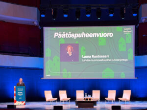 Lahden nuorisovaltuuston puheenjohtaja Laura Kantosaari pitää loppupuheenvuoroa Luontofoorumi 2026 lavalla.